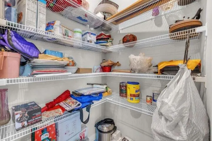 KITCHEN CLOSET