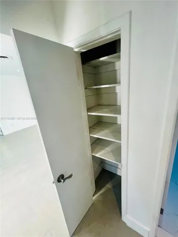 EXTRA CLOSET LIVINGROOM