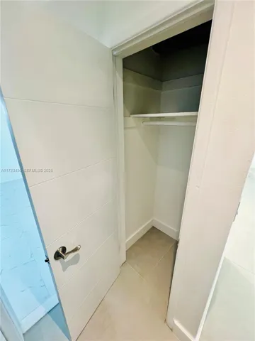 EXTRA CLOSET LIVINGROOM