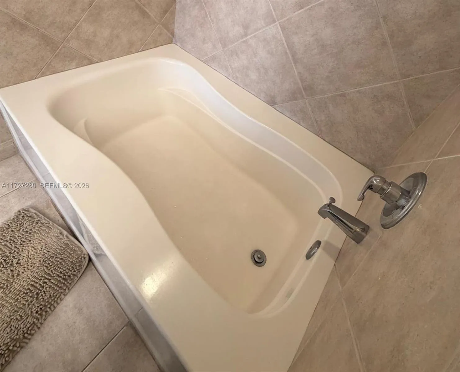 MSTER BATHROOM TUB