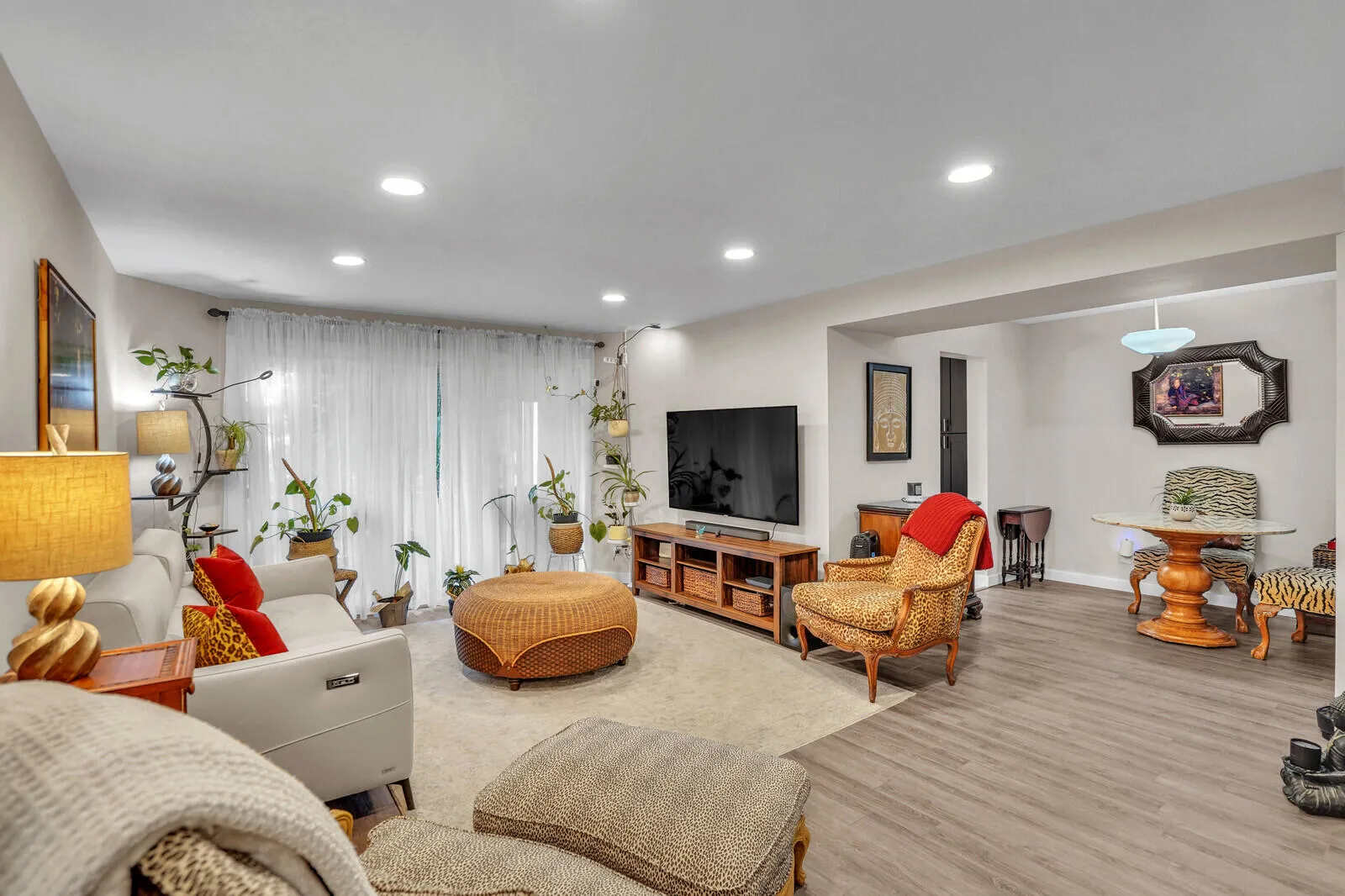 Spacious living/ dining room
