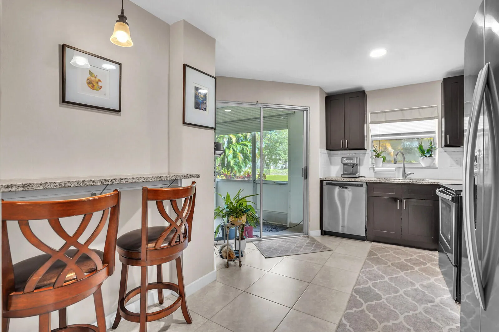 Kitchen with breakfast bar