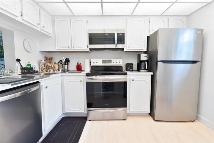 Practical kitchen, all newer appliances