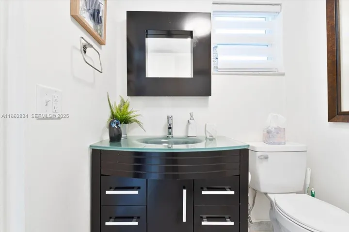 Guest bathroom 2
