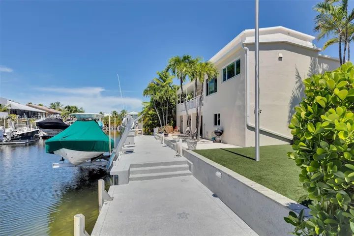 Boat Lift included