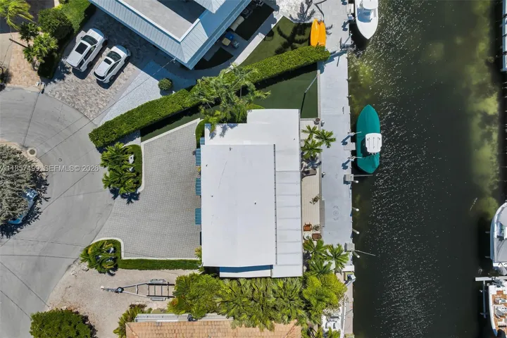 Quick ocean and bay access. wide canal