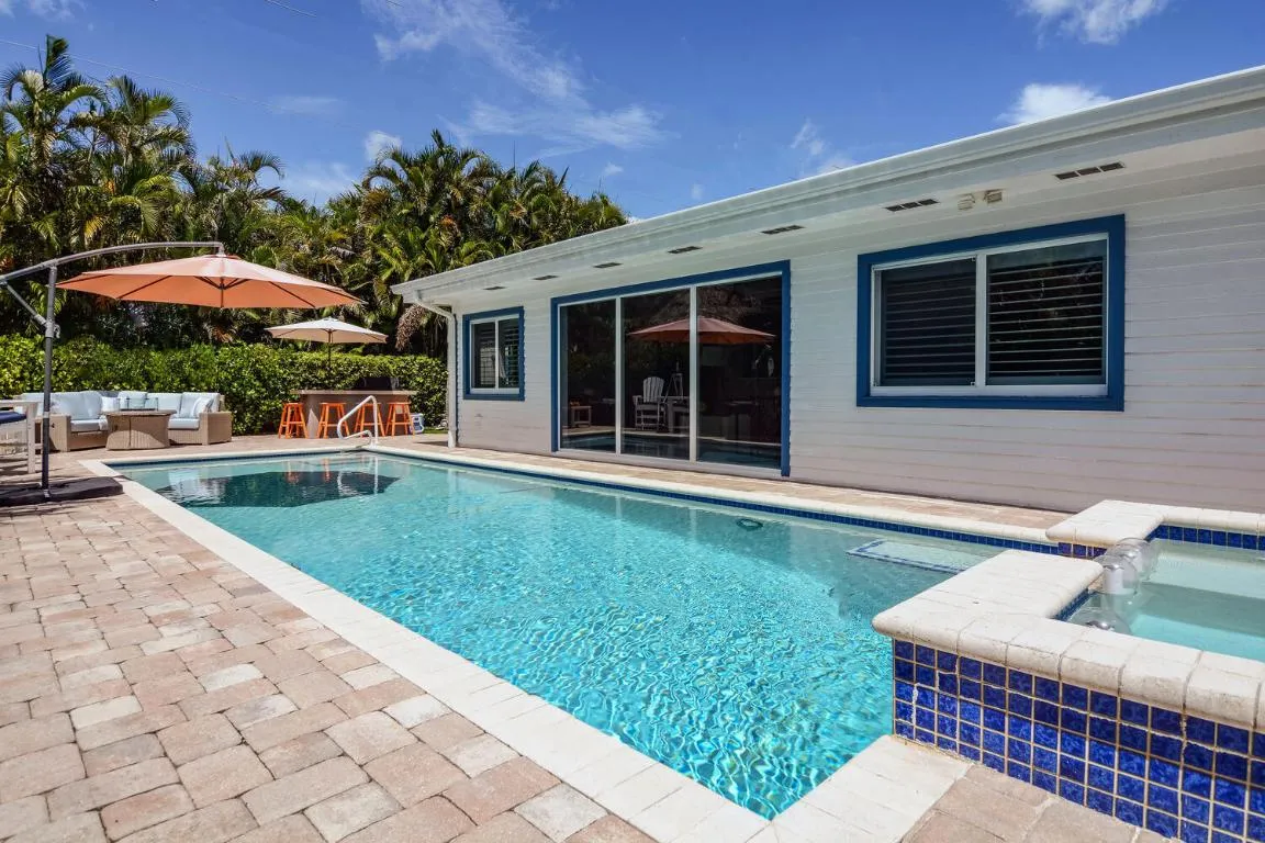 Pool w/ hot tub spa