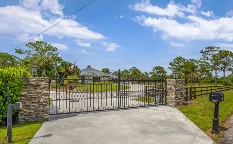 PRIVACY GATE TO PROPERTY