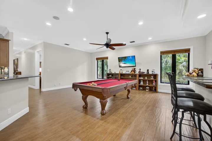 GAME ROOM / WET BAR