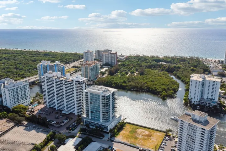 Direct Intractostal Near Galleria Mall & Publix. Walk to Beach & Birch Park.