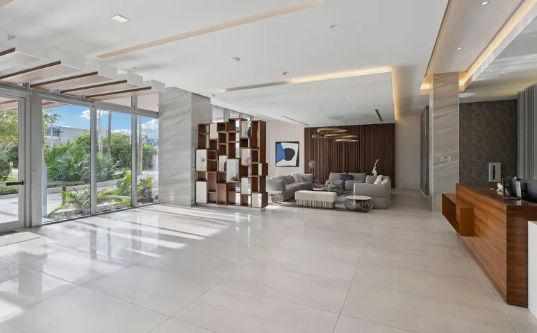 Lobby & Front Desk