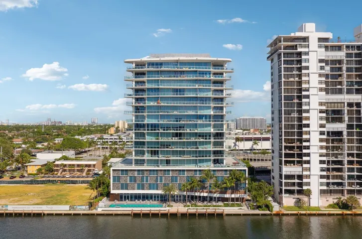 Direct Intractostal Near Galleria Mall & Publix. Walk to Beach & Birch Park.