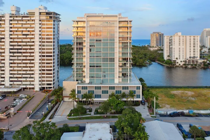 Direct Intractostal Near Galleria Mall & Publix. Walk to Beach & Birch Park.