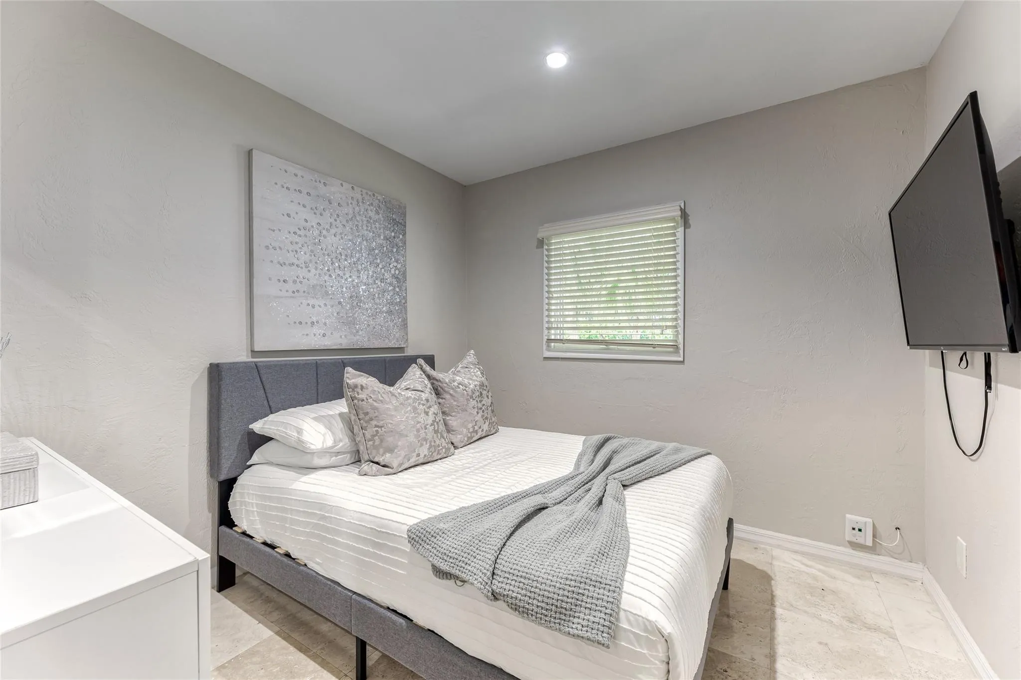 BEDROOM #6 (Downstairs) Queen Size Bed En Suite Bathroom Smart TV