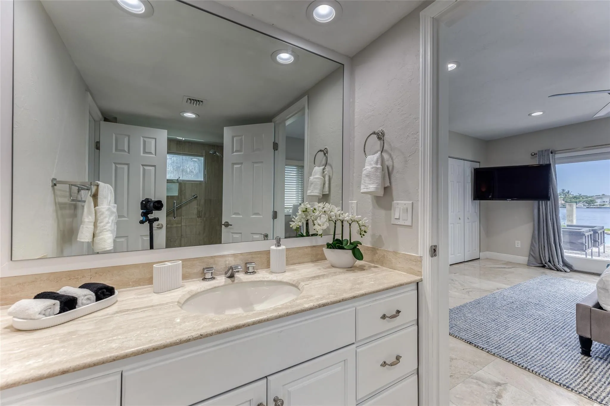Jack n Jill Bathroom Between Bedroom 4 & 5