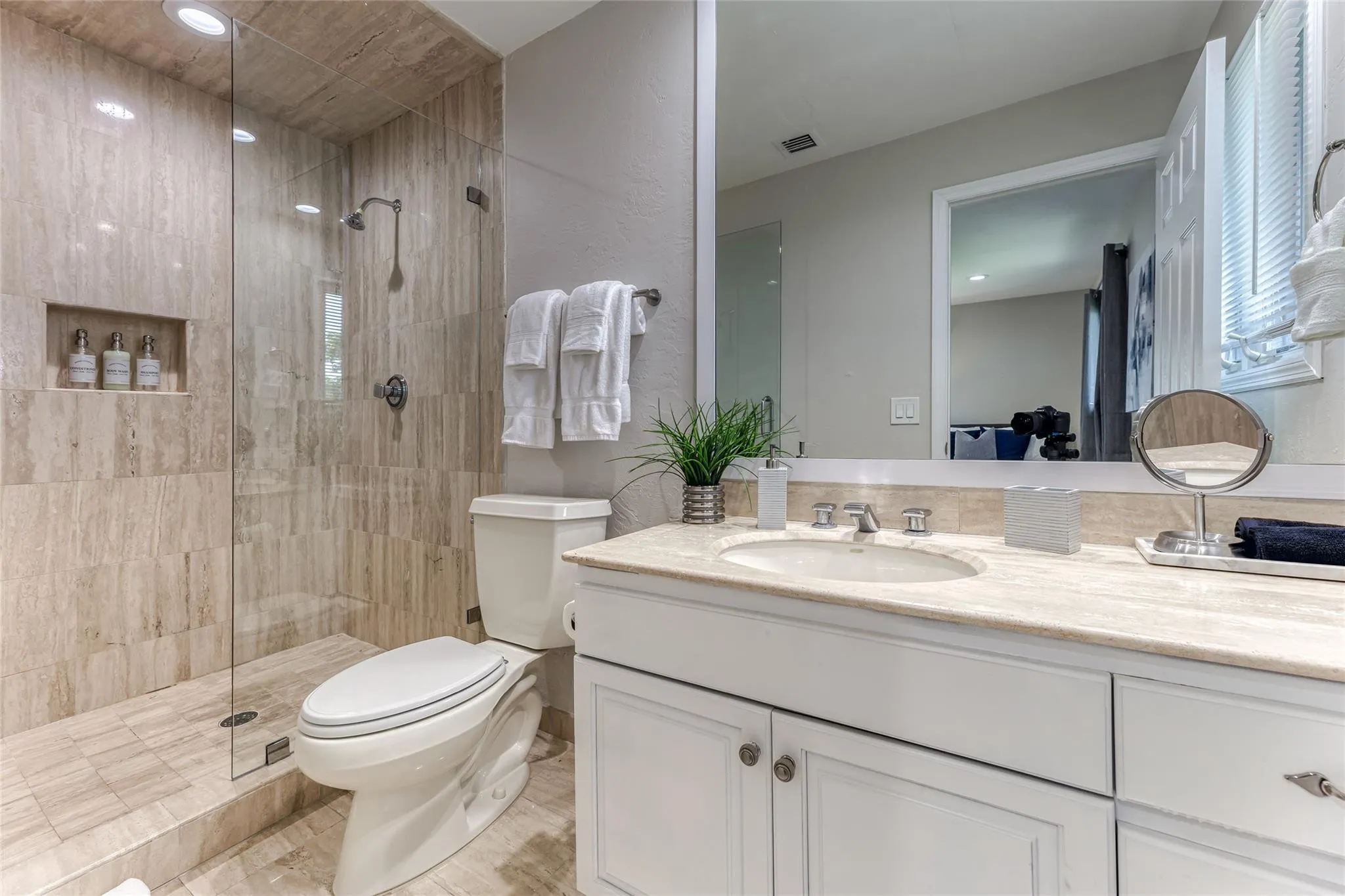 Jack n Jill Bathroom (shared between Bedroom 4 & 5)