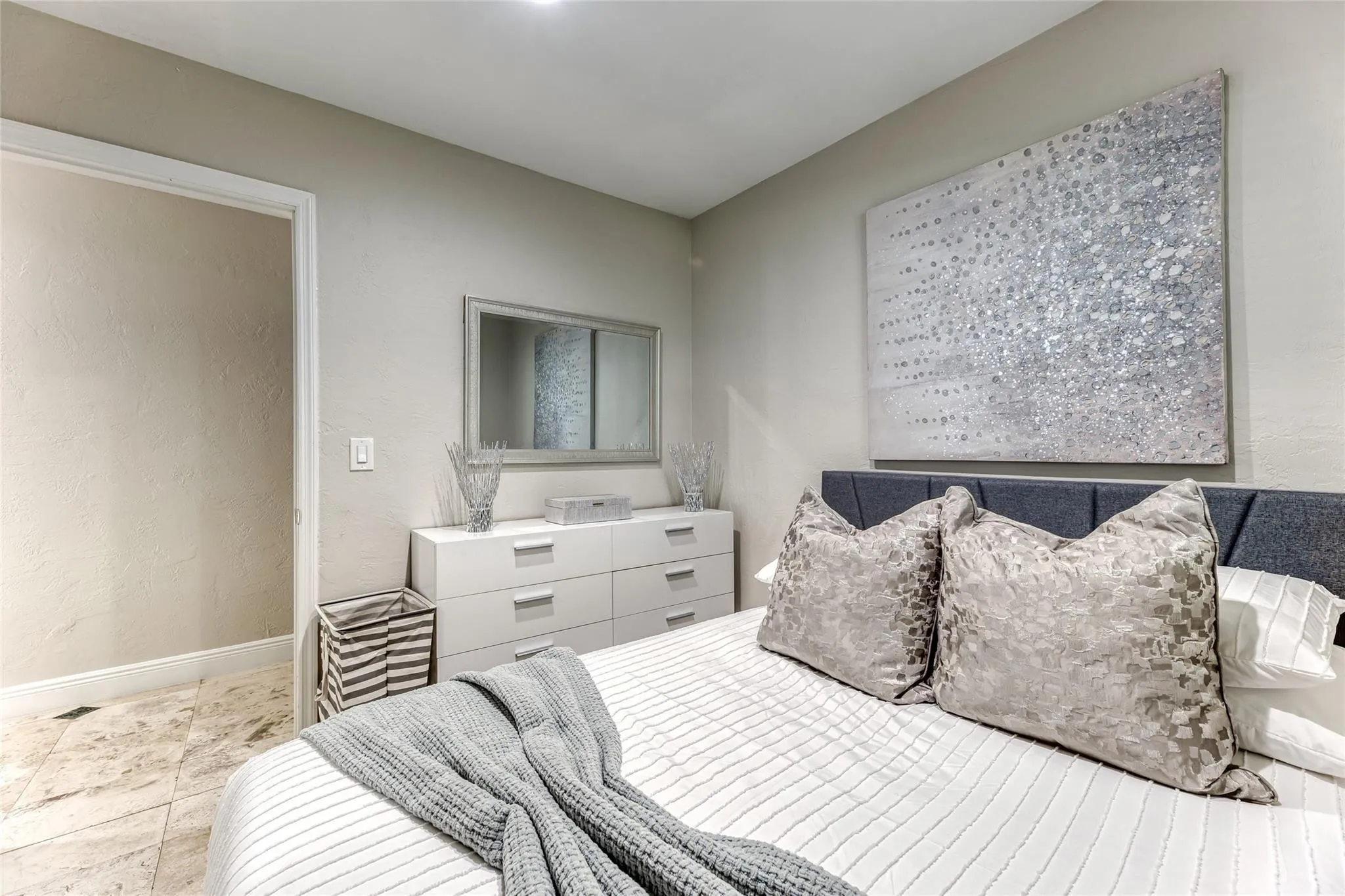 BEDROOM #6 (Downstairs) Queen Size Bed En Suite Bathroom Smart TV