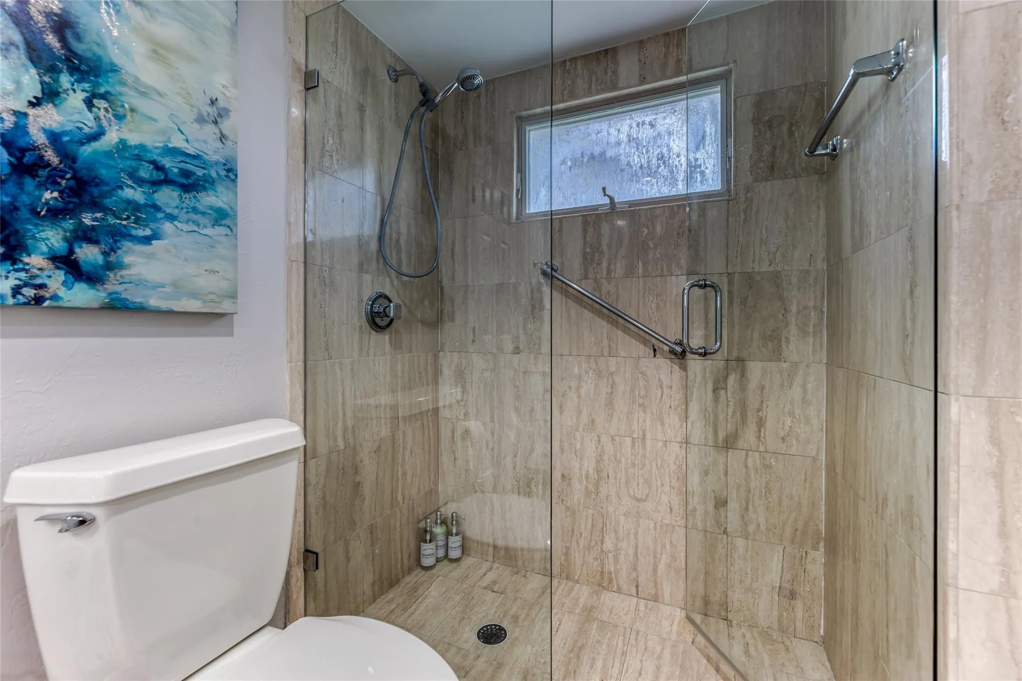 Jack n Jill Bathroom Between Bedroom 4 & 5