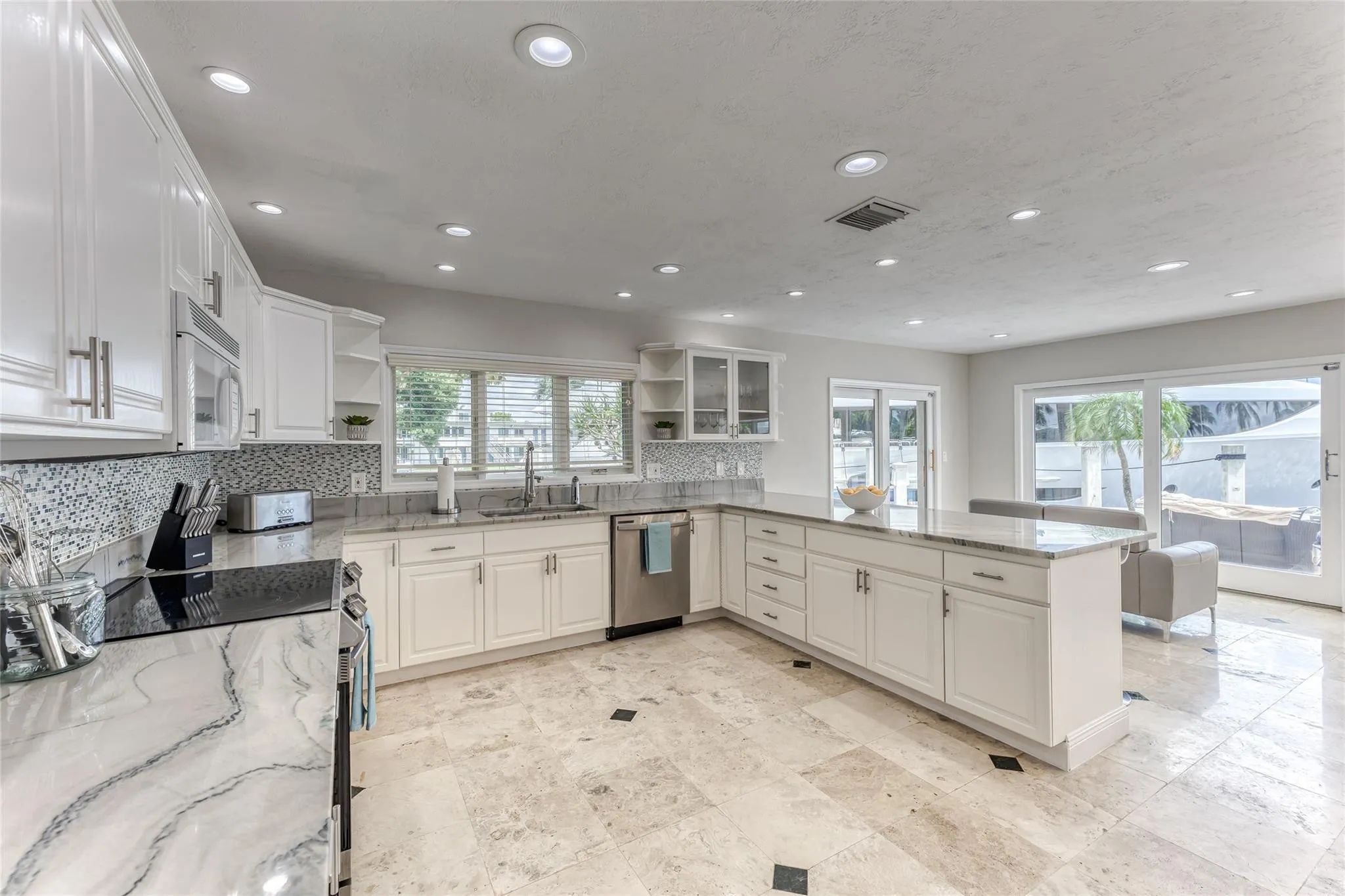 Open Kitchen with Keurig (Regular Drip & Pods)