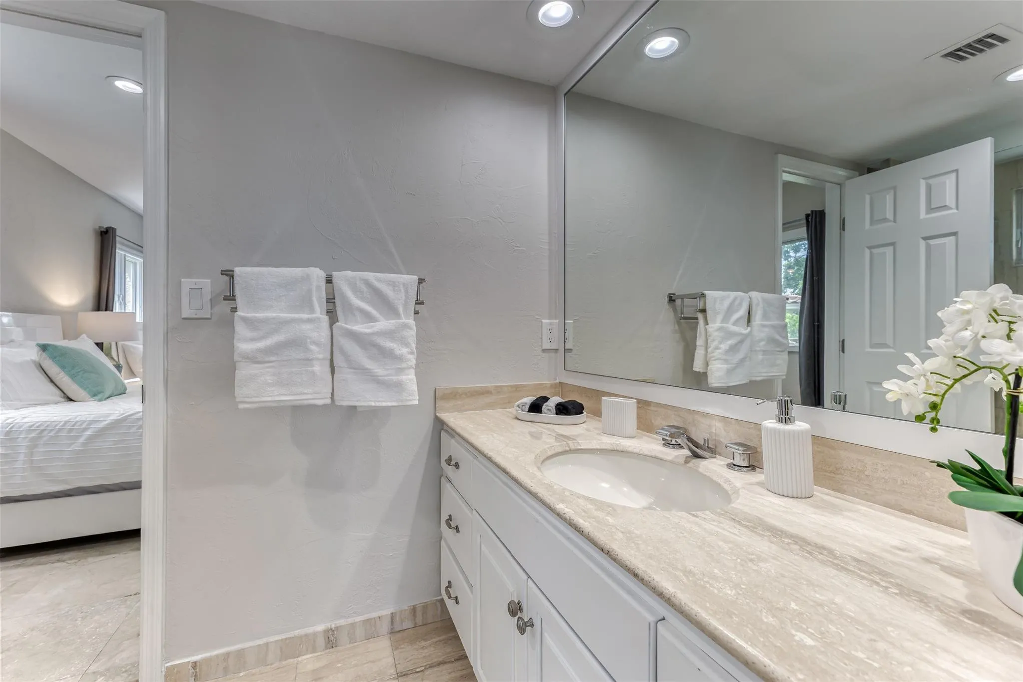 Jack n Jill Bathroom Between Bedroom 4 & 5