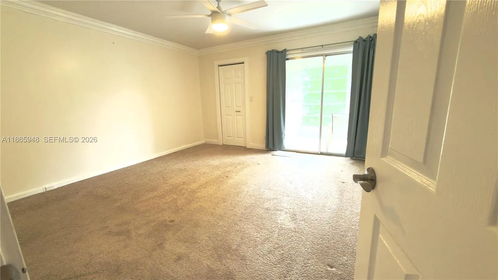 Master bedroom with doors to lanai