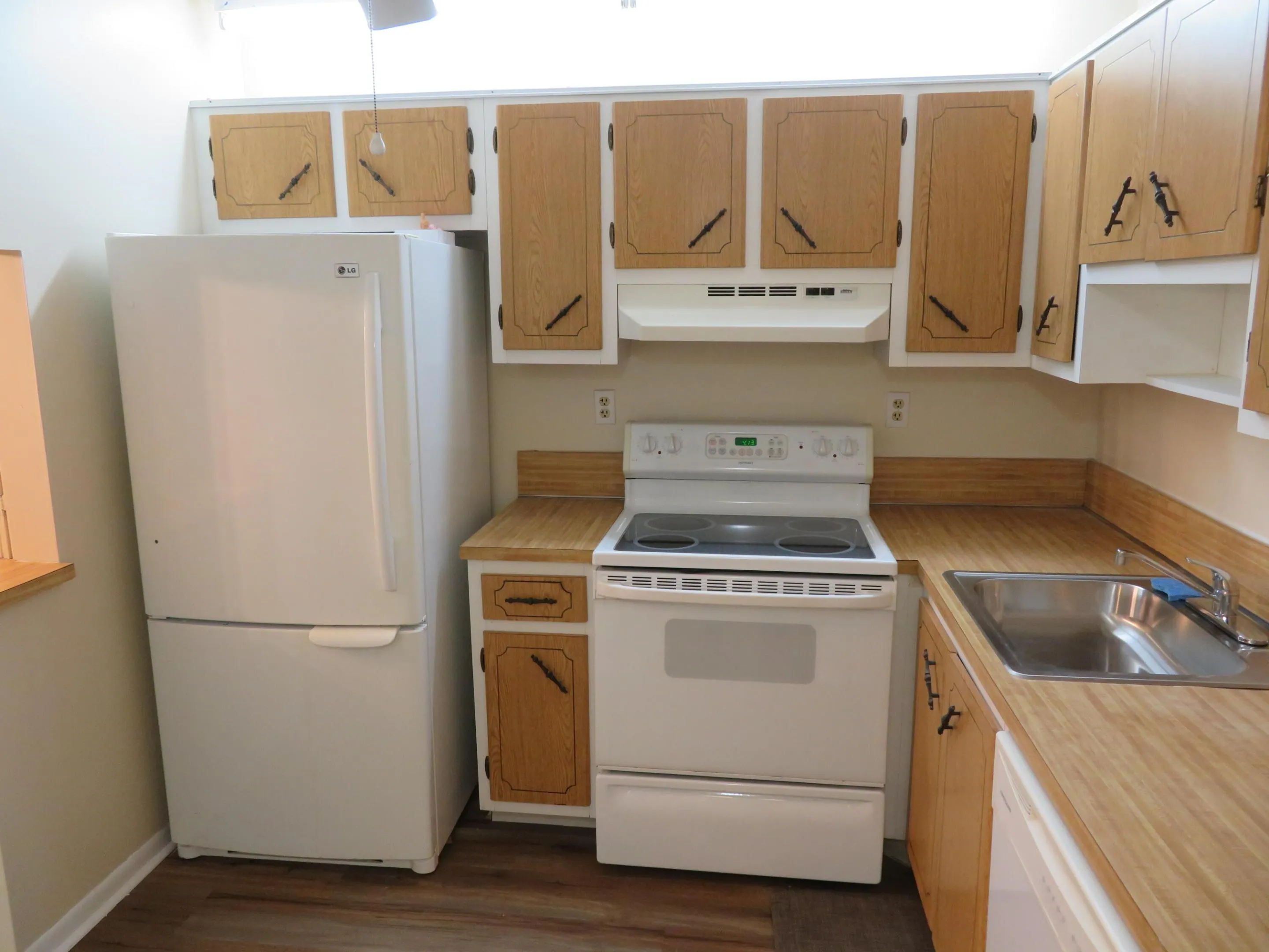 42_9233-117_Kitchen