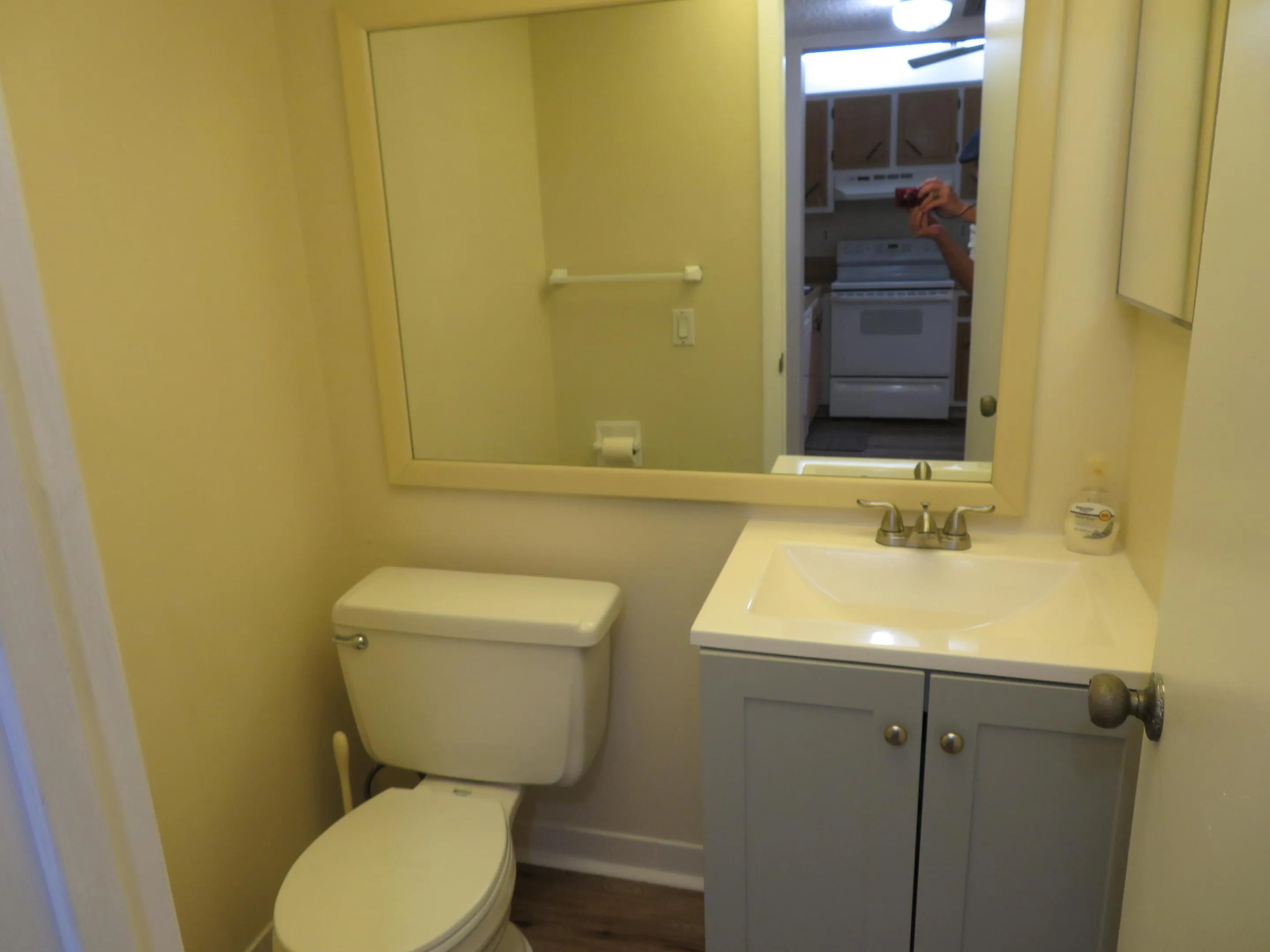 46_9233-117_Guest_Bathroom