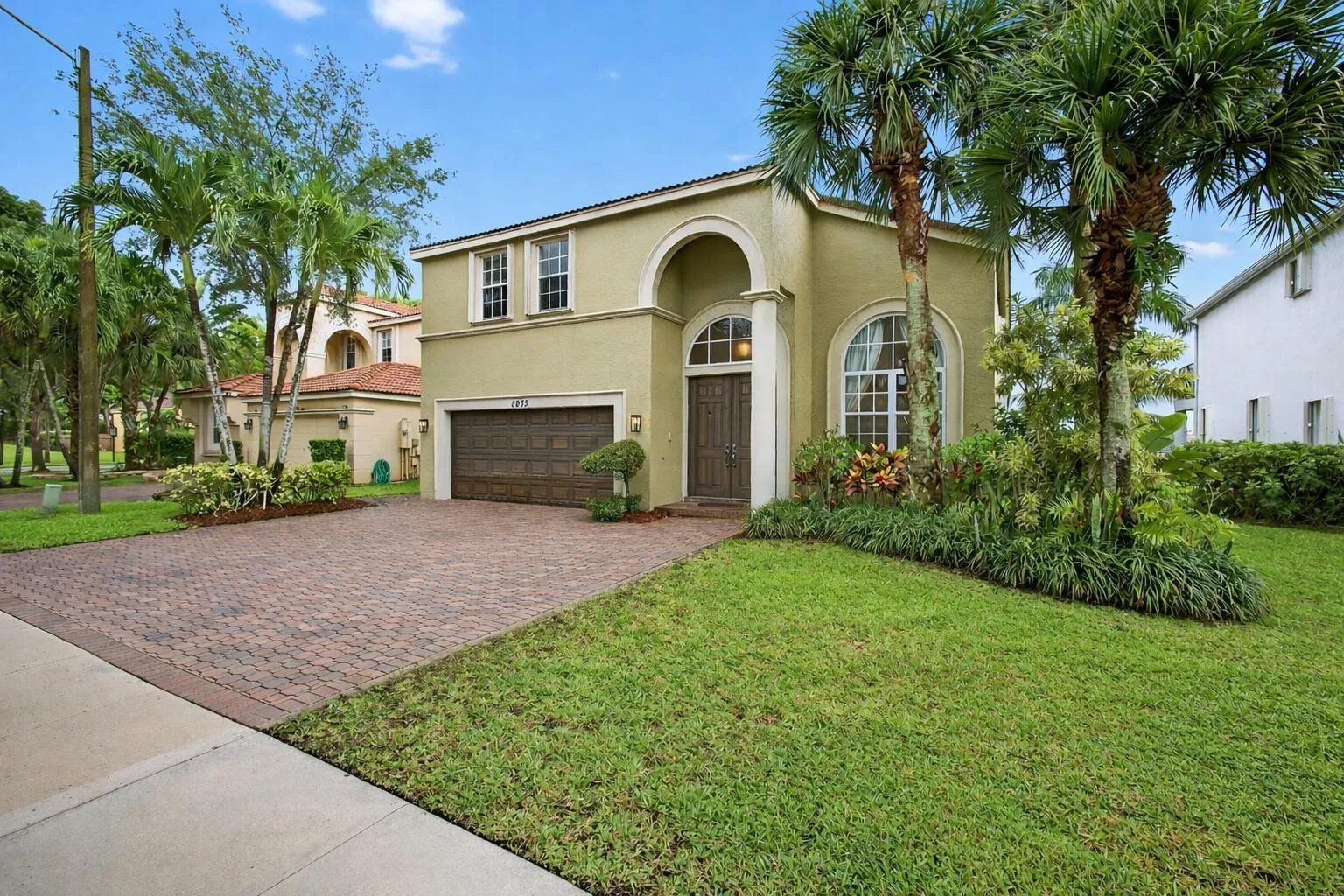 Residential home with palm trees (1)