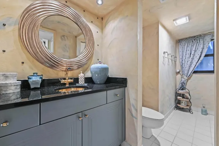10 Bathroom 01