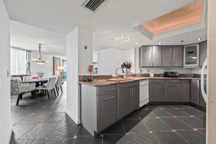 12 Kitchen 01