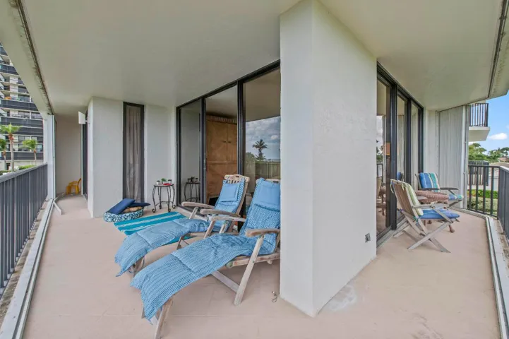 25 Balcony 01