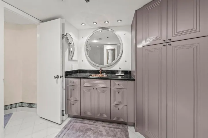 23 Bathroom 01