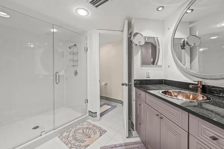 24 Bathroom 02