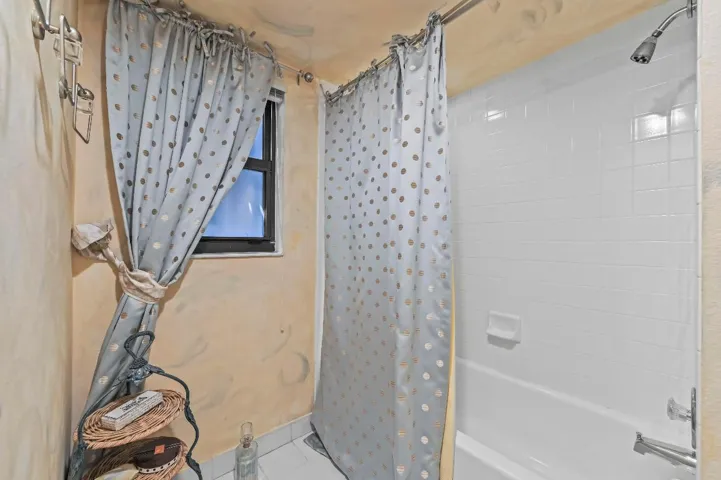 11 Bathroom 02