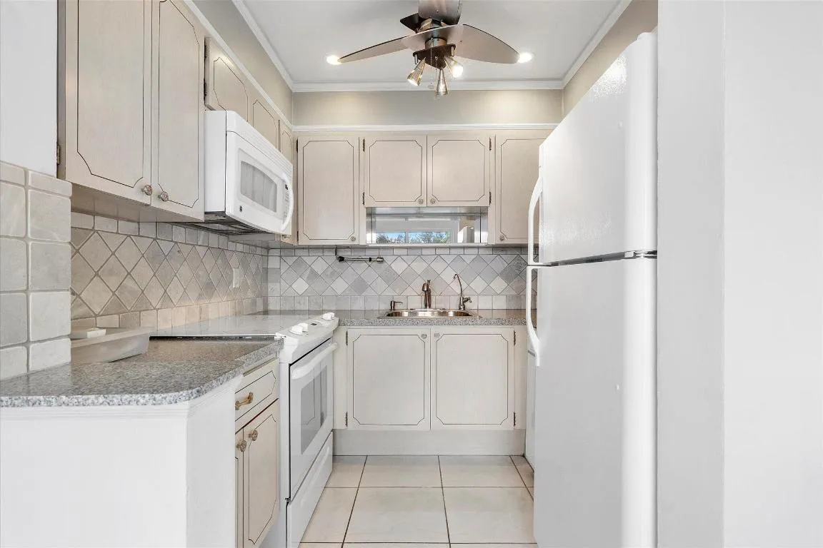 10-1001 N Riverside Dr #104_010