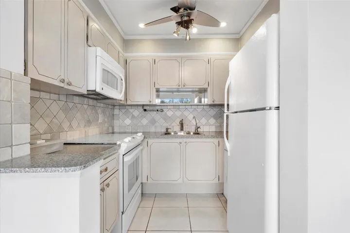 10-1001 N Riverside Dr #104_010