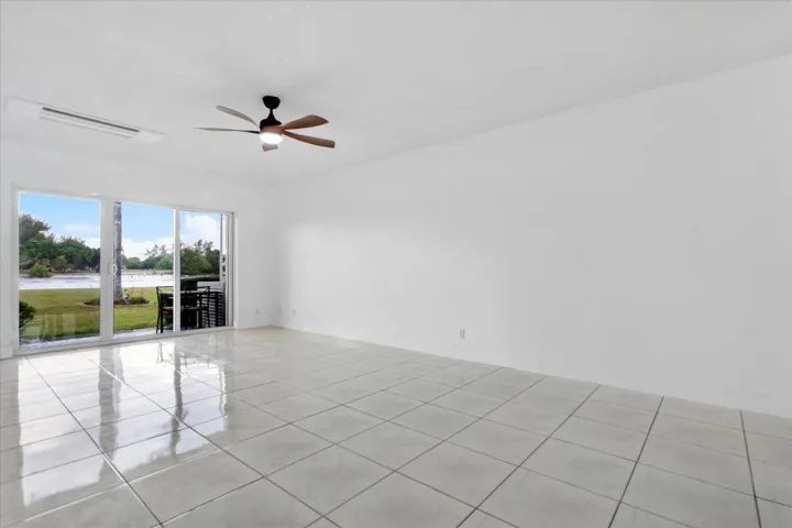 05-1001 N Riverside Dr #104_005