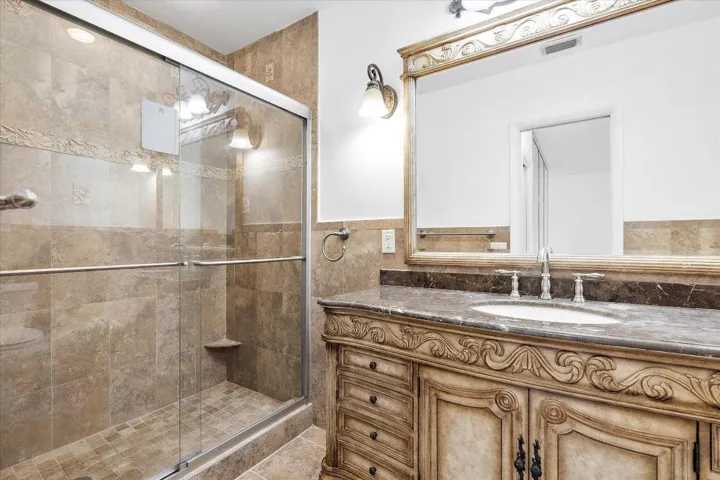 19-1001 N Riverside Dr #104_019