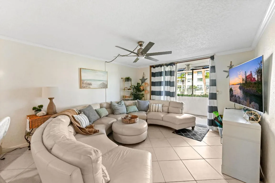 13 Living Room 01