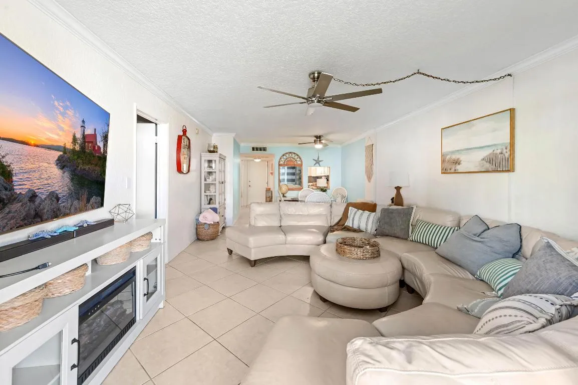 15 Living Room 03