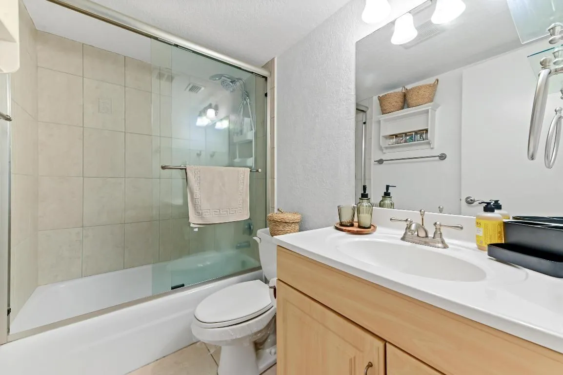 19 Bathroom 01