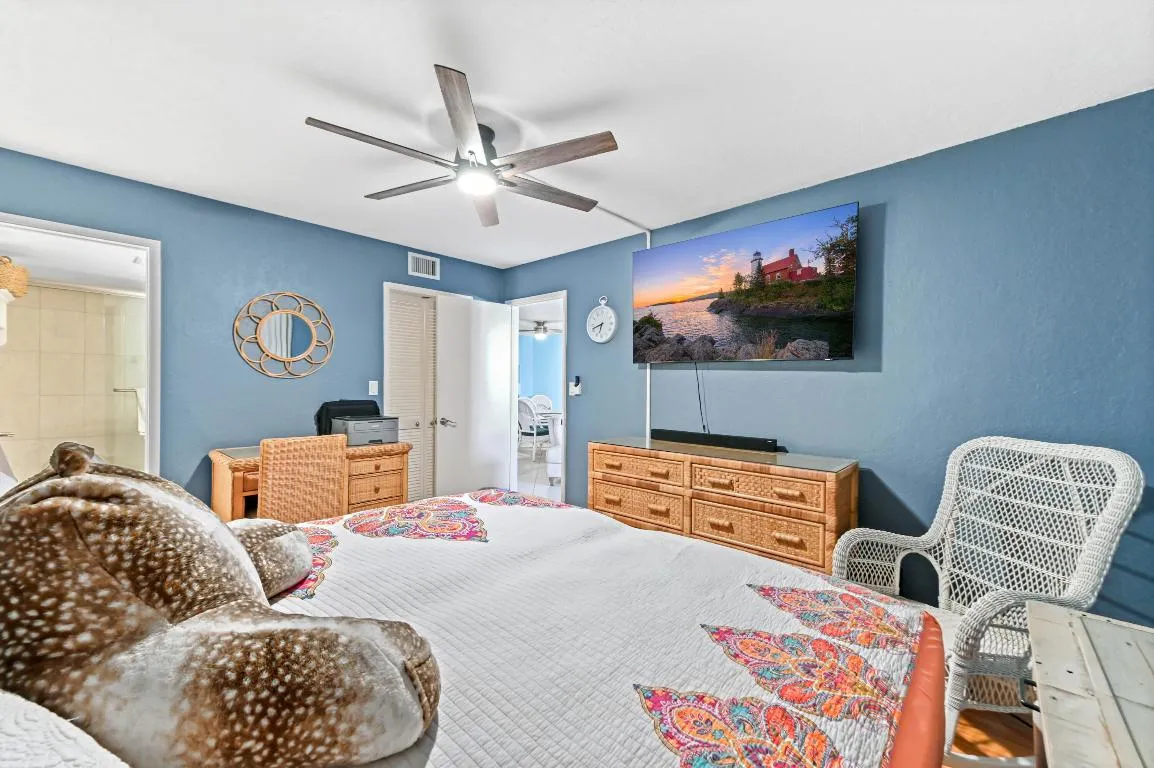17 Bedroom 02