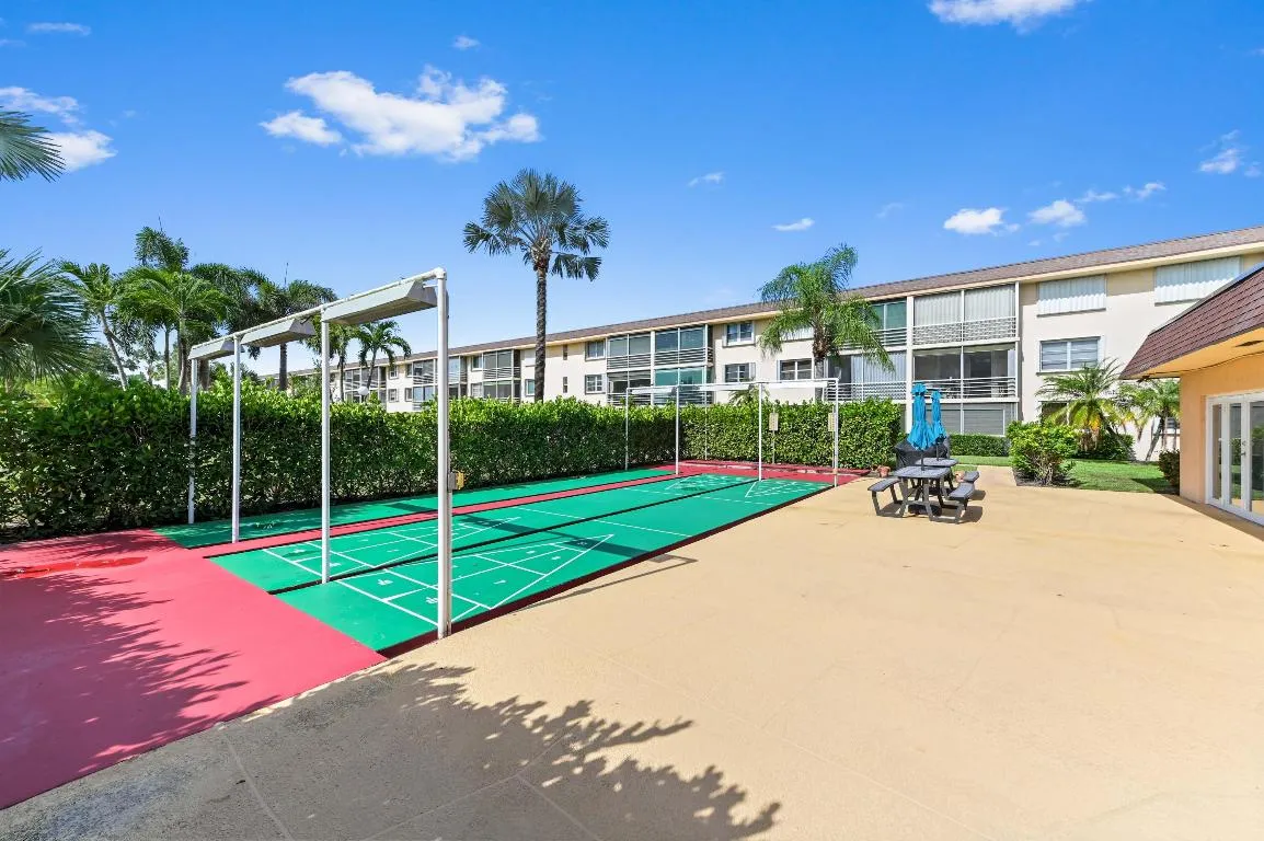 28 Shuffleboard 01
