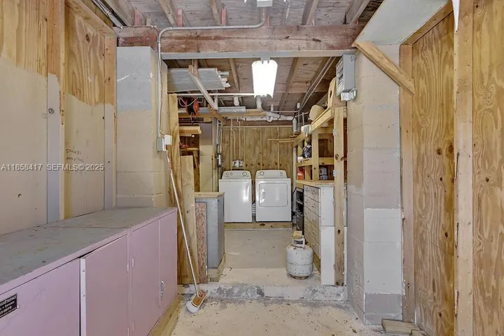 Great Space for a workshop, working area, extra storage for fishing/boating equipment.
