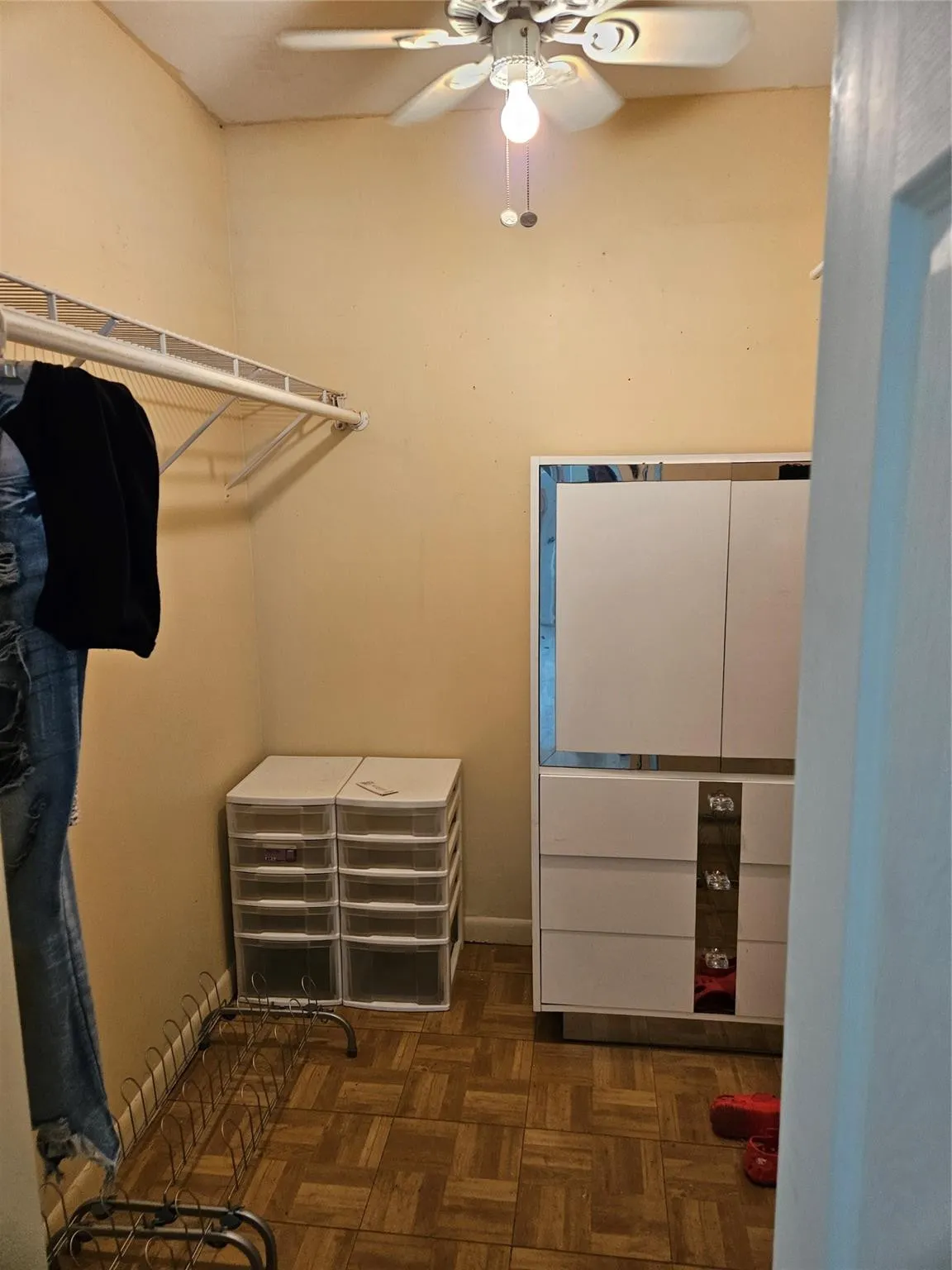MB WALK IN CLOSET