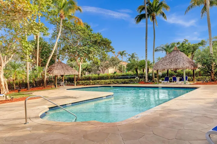 2 MINUTE WALK TO COMM. POOL