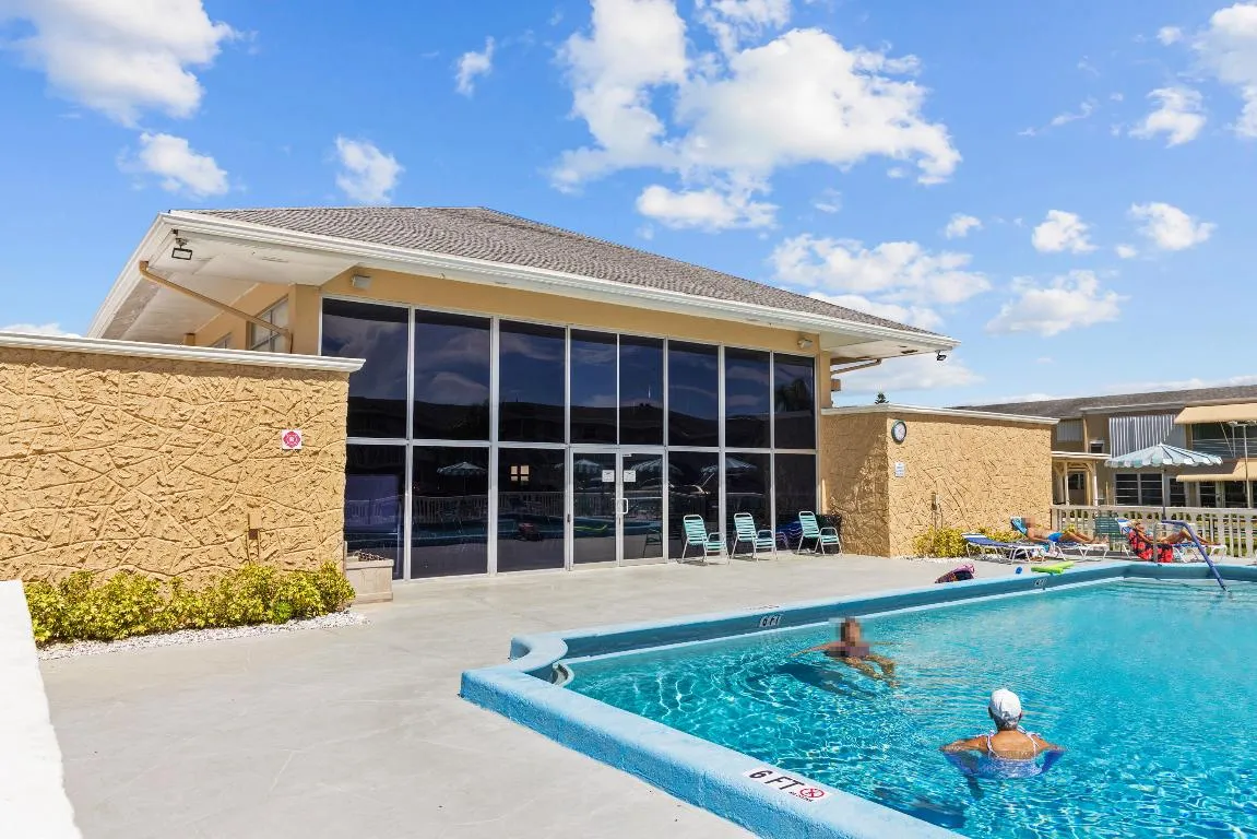 2111 NE 1st Ct Boynton Beach-211