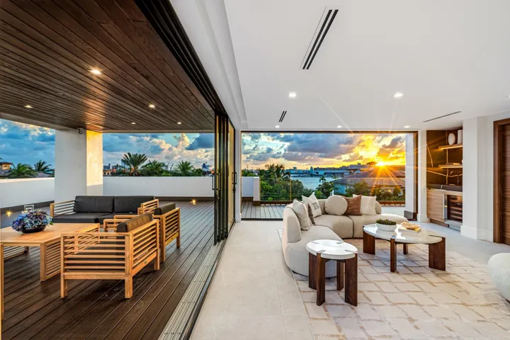 An extraordinary third-floor terrace offering sweeping views of the city skyline, sparkling waterways, and passing ships in the distance. Elevated and dramatic, this open-air retreat delivers a front-row seat to Fort Lauderdale’s vibrant coastal panorama.