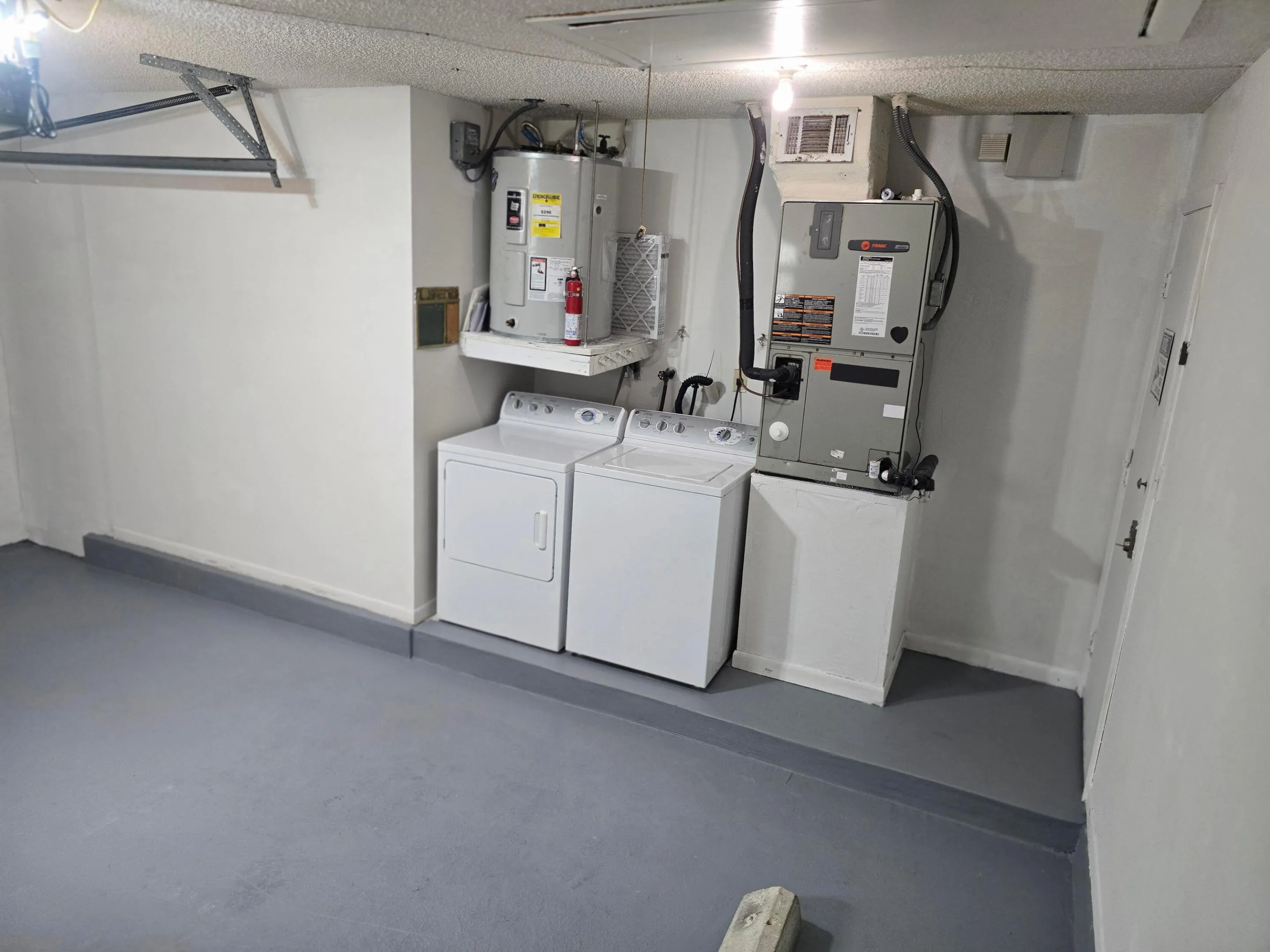 Garage washer/dryer, a/c Water/heater