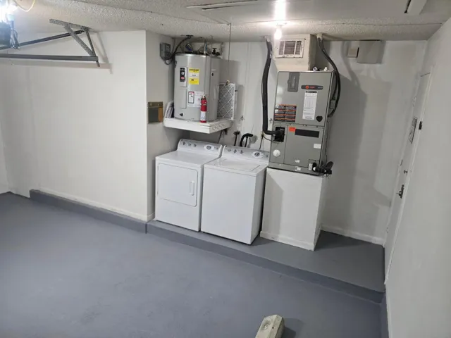 Garage washer/dryer, a/c Water/heater